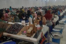 Buruh pabrik rokok di Blitar, sedang bekerja menyelesaikan lintingan rokok ( Novianto/ tagarjatim.id)