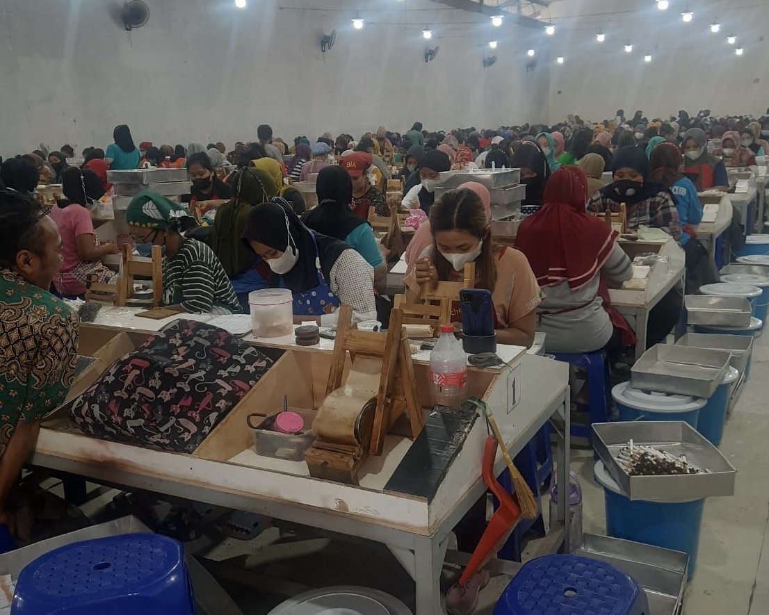Buruh pabrik rokok di Blitar, sedang bekerja menyelesaikan lintingan rokok ( Novianto/ tagarjatim.id)
