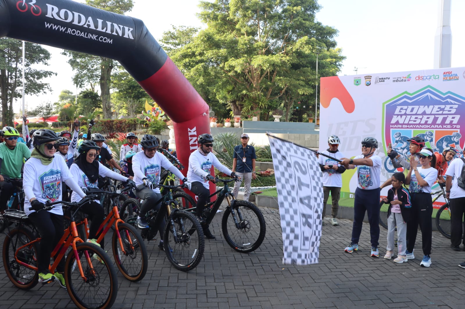 Pemberangkatan ratusan peserta Gowes Wisata dalam rangka HUT Bhayangkara ke-79.