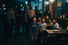 Ilustrasi sejumlah petugas gabungan memergoki sejumlah anak-anak masih berkeliaran di atas jam 22.00 WIB. (Foto: Istimewa)