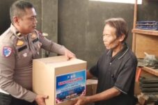 Satlantas Polres Jombang Beri Bantuan Kaki Palsu Kepada Korban Laka Lantas