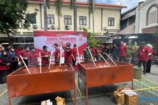 Negara Rugi Hingga Ratusan Juta, Forkompimda Lamongan Musnahkan Ratusan Ribu Batang Rokok Ilegal