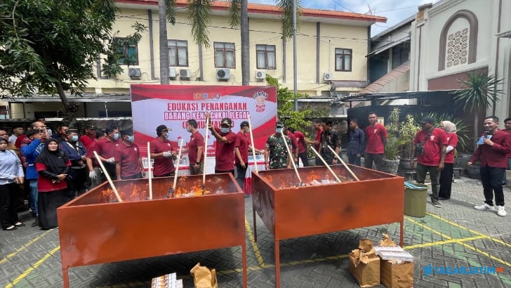 Negara Rugi Hingga Ratusan Juta, Forkompimda Lamongan Musnahkan Ratusan Ribu Batang Rokok Ilegal