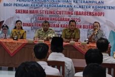 Pembukaan pelatihan keterampilan kompetensi barbershop atau potong rambut untuk para pencari kerja yang digelar Disnaker Kabupaten Blitar ( Novianto/ tagarjatim.id)