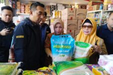 Satgas pangan dan DKP saat berada dipasar kepanjen (22/7/2025) (Foto: Abdullah/tagarjatim.id)