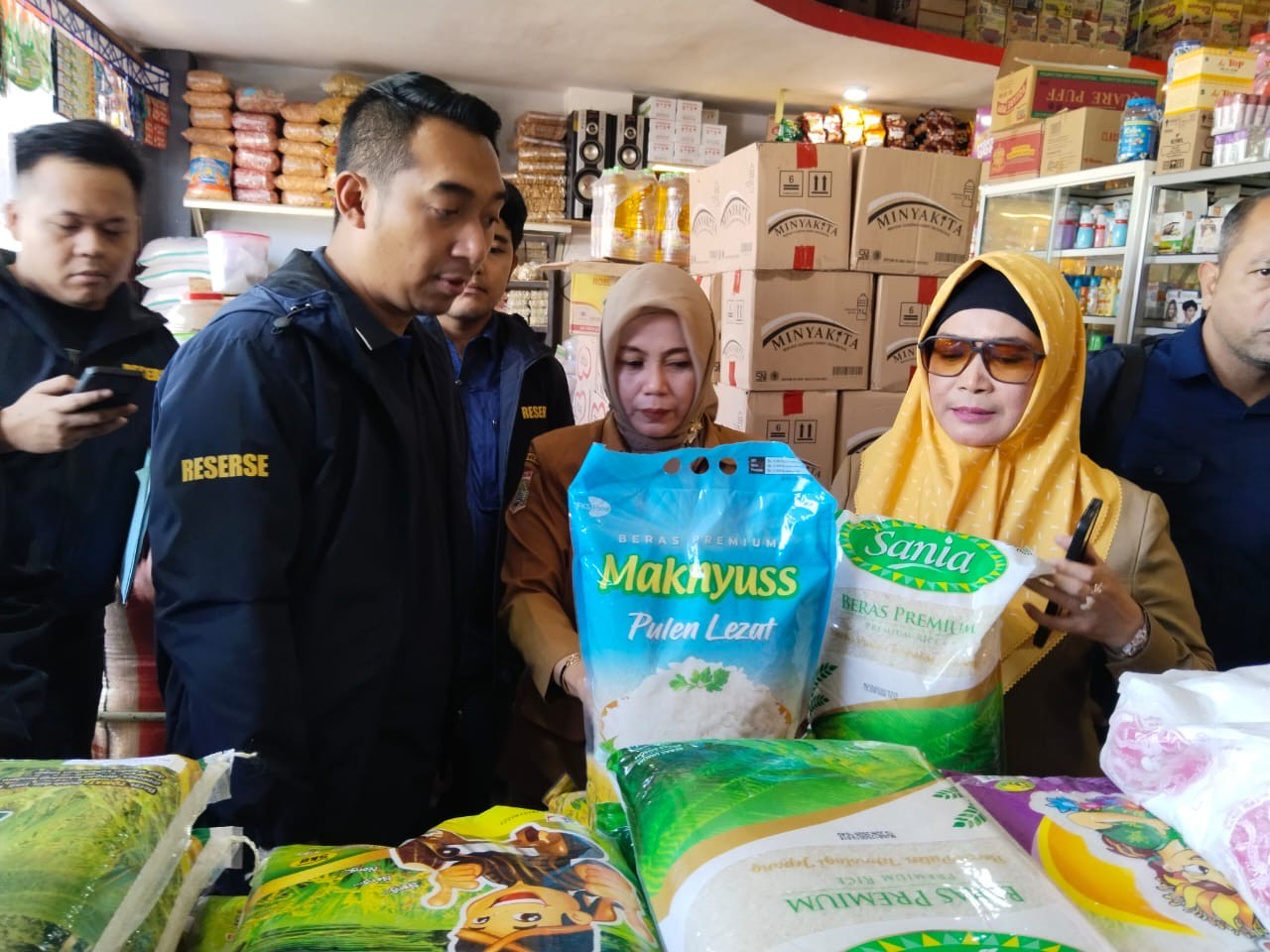 Satgas pangan dan DKP saat berada dipasar kepanjen (22/7/2025) (Foto: Abdullah/tagarjatim.id)