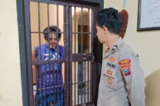 Buronan kasus penganiayaan di tempat pelelangan ikan Campurejo, Gresik saat mendekam di tahanan Polsek Panceng (Muhammad/ Tagarjatim.id)