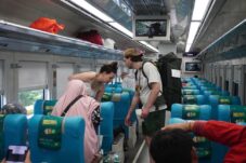 Sejumlah wisatawan mancanegara menggunakan jasa angkutan KAI. (Foto : Istimewa)