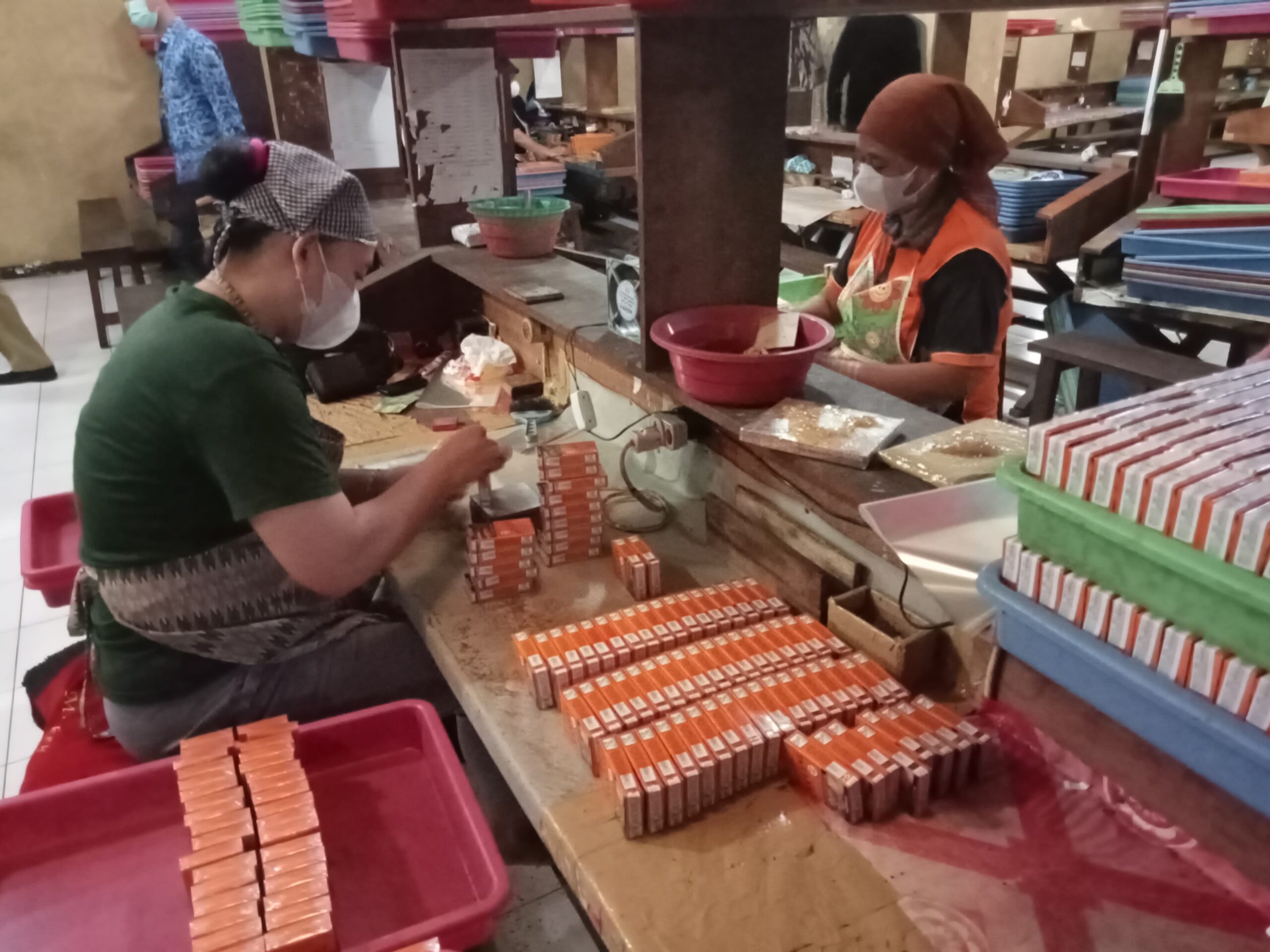 Buruh pabrik tembakau di blitar sedang bekerja (Istimewa)