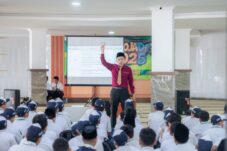 Libatkan Personel Polres Batu, Santri Baru Al Izzah Ditempa Karakter Selama MPPLS