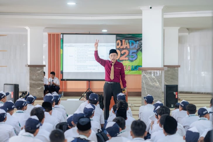 Libatkan Personel Polres Batu, Santri Baru Al Izzah Ditempa Karakter Selama MPPLS