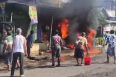 Toko Madura Terbakar, Penjaga Alami Luka Bakar 30 Persen 2 Warga berusaha memadamkan api yang membakar toko madura di Sumobito, Jombang dengan menggunakan alat seadanya (Istimewa/ Tagarjatim.id)