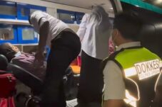 Warga yang mengalami sesak nafas mendapat perawatan (Muhammad/ Tagarjatim.id)