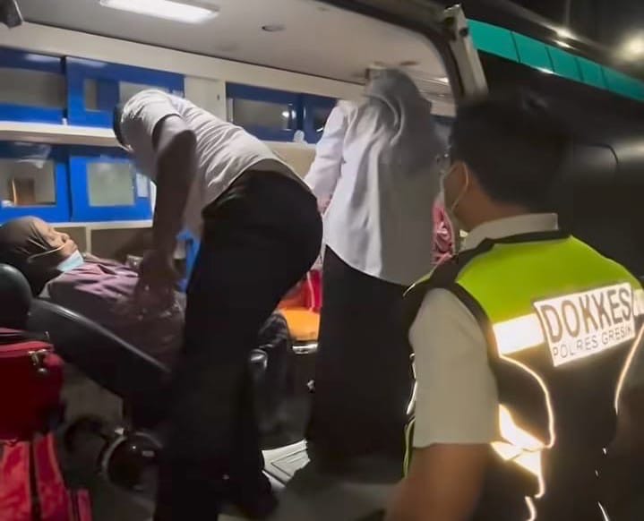 Warga yang mengalami sesak nafas mendapat perawatan (Muhammad/ Tagarjatim.id)