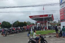 Sejumlah SPBU di kawasan barat Banyuwangi, ikut dibanjiri warga Jember yang ikut mengantri imbas krisis BBM di Jember. (Istimewa)