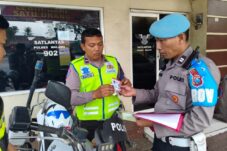 Anggota Propam Polres Malang melaksanaan pemeriksaan kelengkapan surat-surat kendaraan (22/7/2025) (Dok. Humas Polres Malang)
