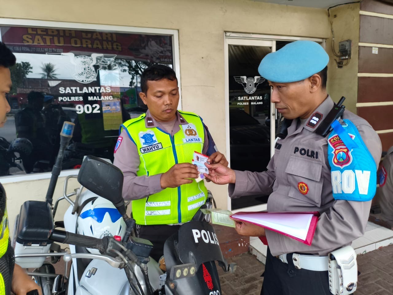 Anggota Propam Polres Malang melaksanaan pemeriksaan kelengkapan surat-surat kendaraan (22/7/2025) (Dok. Humas Polres Malang)