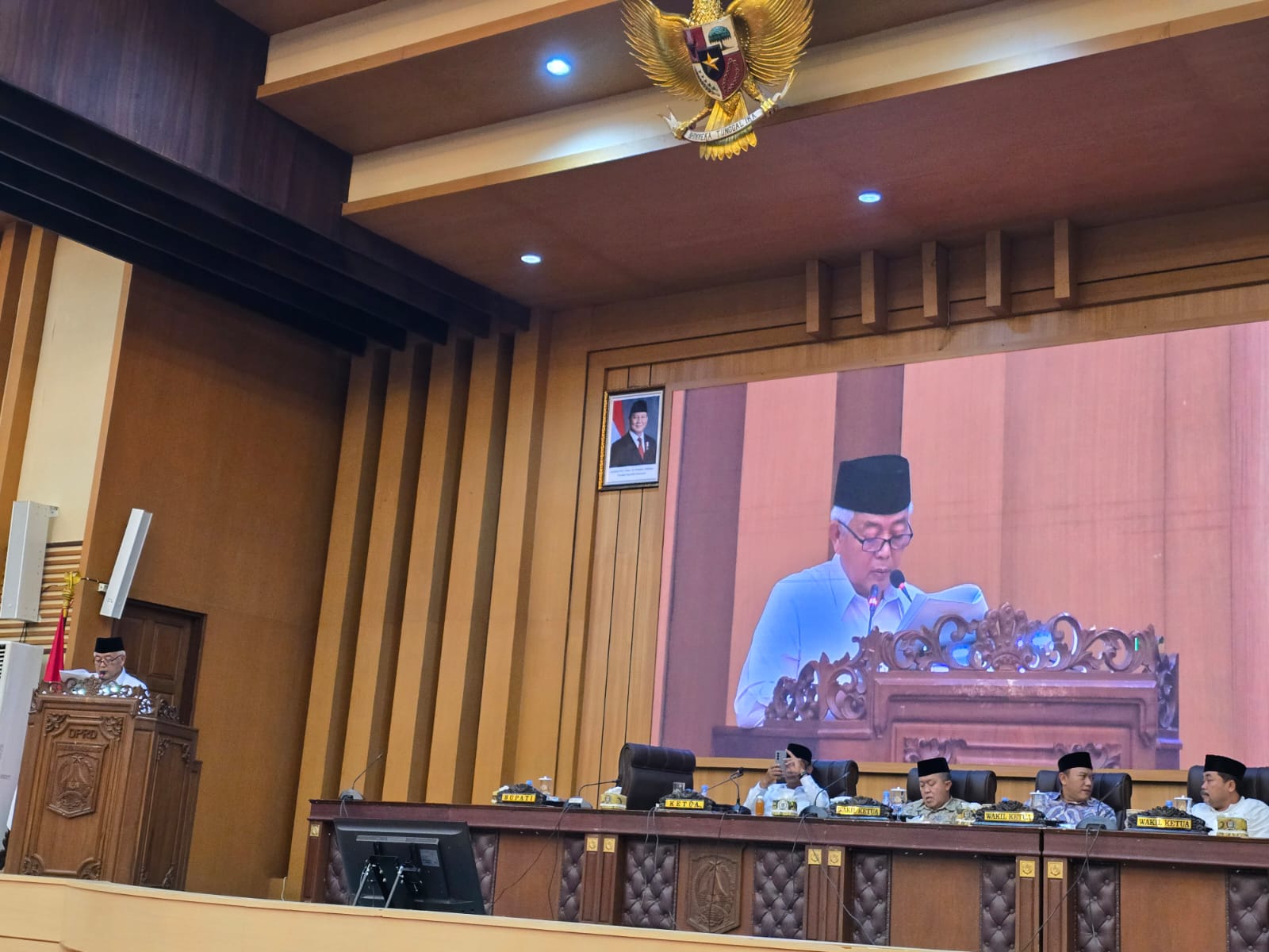Bupati Malang HM Sanusi saat memberi tanggapan dalam sidang paripurna di Gedung DPRD Kabupaten Malang, Selasa (01/07/2025). (Foto: Abdullah/tagarjatim.id)