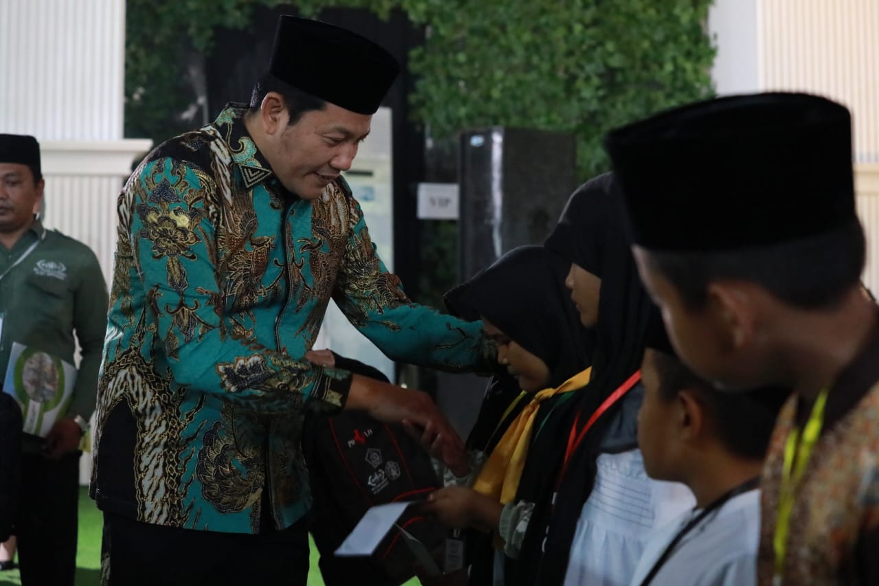 Dapat Gelar Bapak Yatim Piatu Sidoarjo, Bupati Subandi Ajak Semua Pihak Peduli Anak Yatim 5 Bupati Sidoarjo Subandi memberikan sentuhan kehangatan pada anak yatim di wilayahnya saat menghadiri Festival Yatim, Minggu (6/7/2025) (Foto : Eleanor)