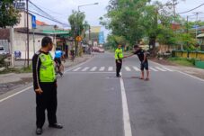 Pemotor Asal Gresik Bonceng Tiga di Sidoarjo Oleng dan Tergilas Truk, Satu Tewas di Tempat 19 Petugas dari Polresta Sidoarjo melakukan olah TKP, Minggu (6/7/2025) (Foto : Istimewa)