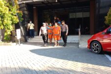 Tiga tersangka ganjal ATM digelandang di Mapolresta Sidoarjo, Senin (7/7/2025) (Foto : Eleanor)