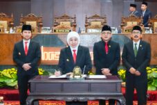 Gubernur Jatim Khofifah Indar Parawansa usai mendantangani RPJMD di Gedung DPRD Jatim, Senin (7/7/2025) (Foto : Eleanor)