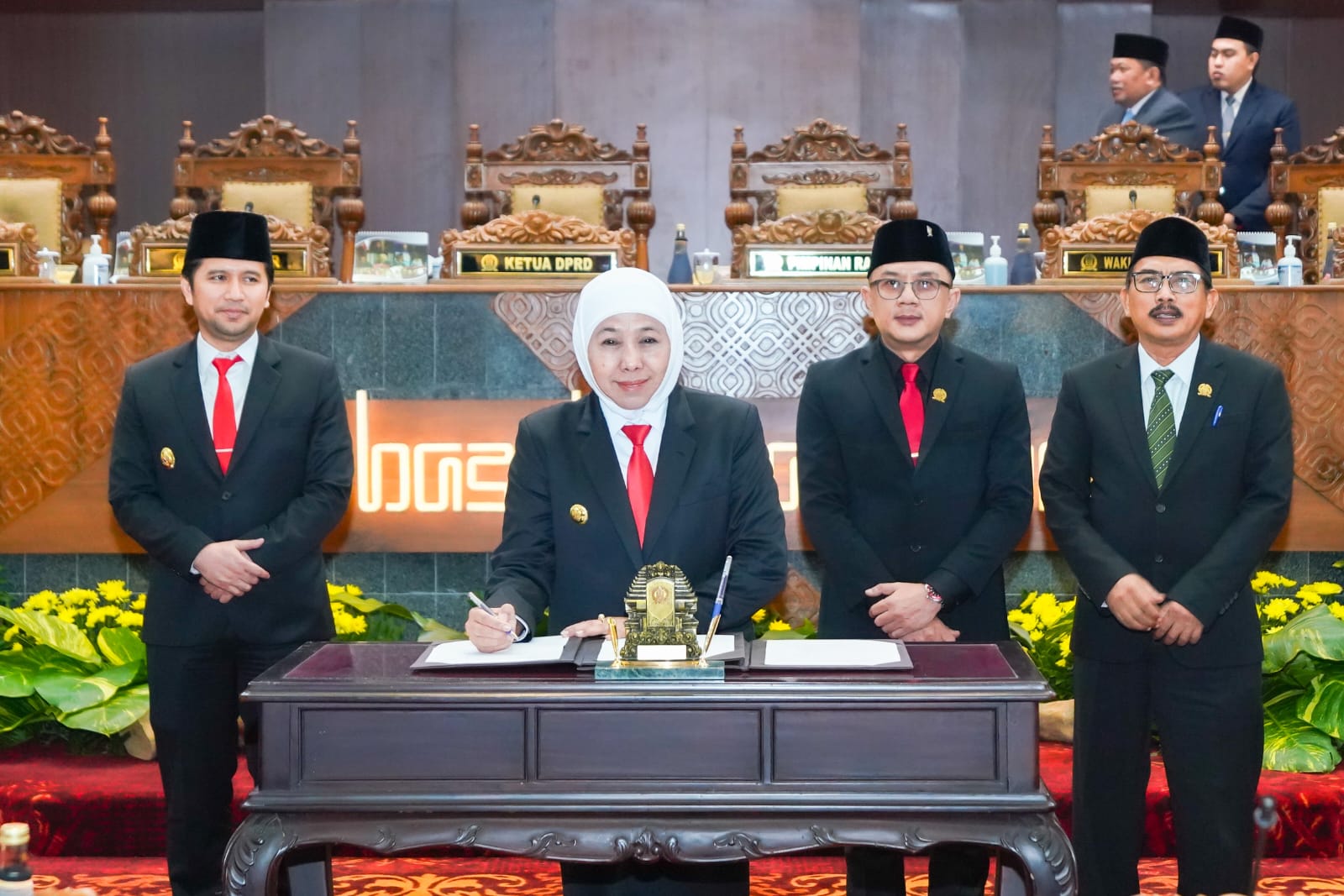 Gubernur Jatim Khofifah Indar Parawansa usai mendantangani RPJMD di Gedung DPRD Jatim, Senin (7/7/2025) (Foto : Eleanor)