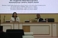 Anggota KPPU, Dr. Eugenia Mardanugraha, S.Si., M.E., saat memberikan materi terkait Statistika dan Data Sains dalam Analisis Persaingan Usaha. (Istimewa)