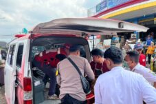 Pedagang di Pasar Pakisaji Meninggal Mendadak, Petugas Pastikan Karena Sakit 18 Petuagas medis dengan pihak Kepolisian Polsek Pakisa saat melaksanakan pemeriksaan pada jenazah korban (7/7/2025) (Dok. Humas Polres Malang)