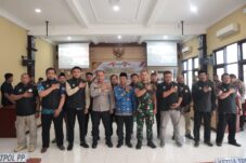 Kapolres Lamongan AKBP Agus Dwi Suryanto bertemu dengan perwakilan perguruan pencak silat serta instansi terkait di Kabupaten Lamongan. (Foto: Sapari/tagarjatim.id).