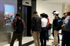 KPK Periksa Sejumlah Pejabat Pemkab Lamongan terkait Dugaan Korupsi Pembangun Gedung Pemkab 16 Sejumlah penyidik KPK mendatangi Pemkab Lamongan dan memeriksa sejumlah pejabat terkait dugaan korupsi pembangunan gedung tujuh lantai Pemkab Lamongan, Senin (7/7/2025). (Foto: Sapari/tagarjatim.id).