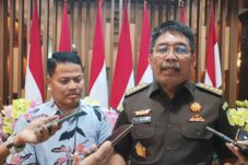 Aspidsus Kejati Jatim Saiful Bahri Siregar menjelaskan upaya Kejati membongkar dugaan korupsi di Sumenep, Selasa (8/7/2025) (Foto : Eleanor/tagarjatim.id)