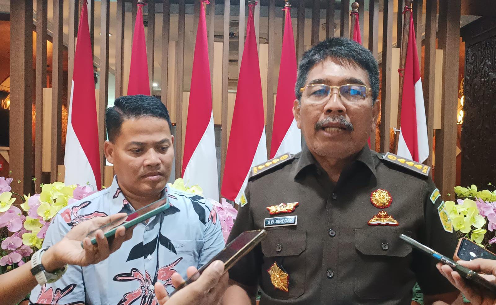 Aspidsus Kejati Jatim Saiful Bahri Siregar menjelaskan upaya Kejati membongkar dugaan korupsi di Sumenep, Selasa (8/7/2025) (Foto : Eleanor/tagarjatim.id)