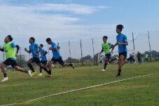 Pemain Persela menjalani latihan di Lapangan Gajahmada Lamongan, Selasa (8/7/2025).