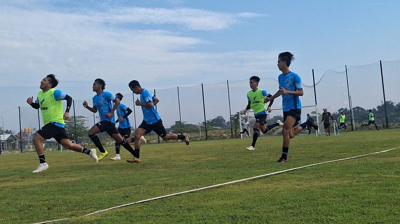 Pemain Persela menjalani latihan di Lapangan Gajahmada Lamongan, Selasa (8/7/2025).