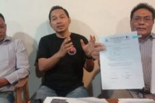 Kuasa hukum eks Direktur Polinema, Sumardhan, SH, MH, Miftakhul Irfan, SH, MH dan Ari Hariadi, SH menunjukkan surat gugatan.