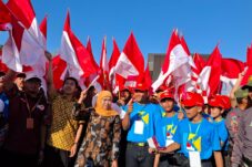 Gubernur Jatim, Khofifah Indar Parawansa saat menutup Kegiatan Cinta Sekolah (KCS) dalam rangka Masa Pengenalan Lingkungan Sekolah (MPLS) SMK PGRI 3 Malang tahun ajaran 2025/2026, di Pusdik Arhanud, Kota Batu.