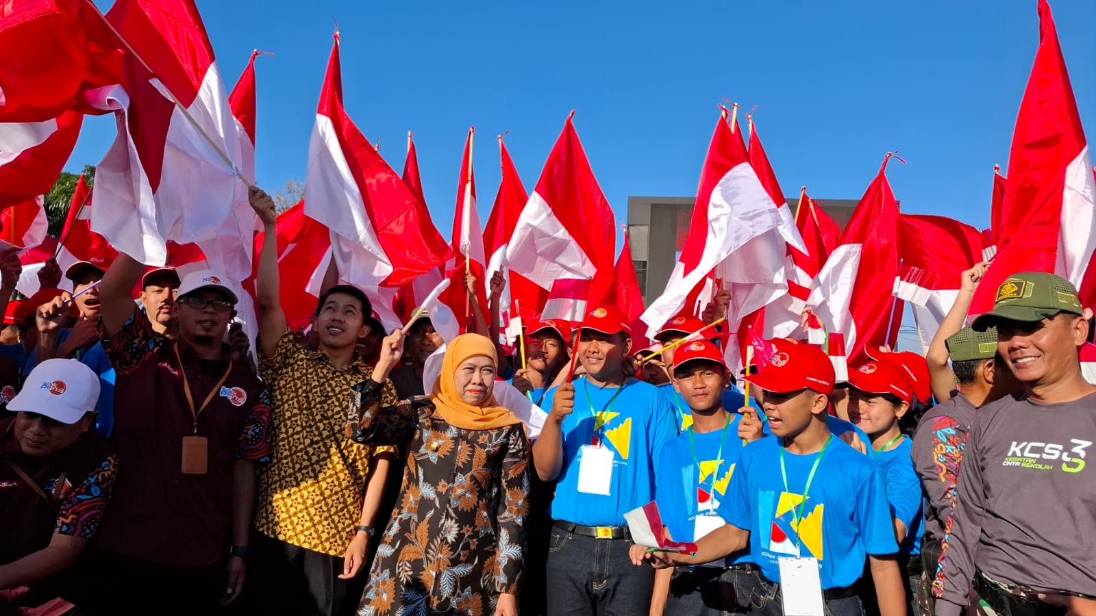 Gubernur Jatim, Khofifah Indar Parawansa saat menutup Kegiatan Cinta Sekolah (KCS) dalam rangka Masa Pengenalan Lingkungan Sekolah (MPLS) SMK PGRI 3 Malang tahun ajaran 2025/2026, di Pusdik Arhanud, Kota Batu.