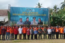 Danrem 083/Baladhika Jaya Kolonel Inf. Kohir didampingi Wakil Bupati Malang, Hj Lathifah Shohib saat melakukan pengecekan pasukan dalam Apel Jambore Relawan kebencanaan yang di gelar dilapangan Desa Rowo terate. (Foto Fajar Nusantara/tagarjatim.id)