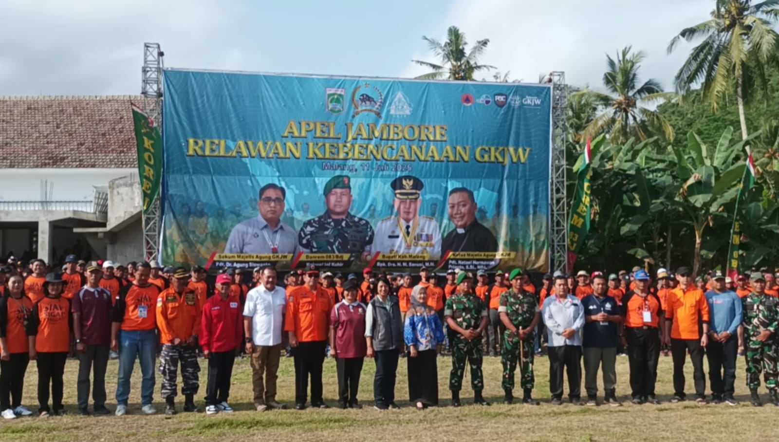 Danrem 083/Baladhika Jaya Kolonel Inf. Kohir didampingi Wakil Bupati Malang, Hj Lathifah Shohib saat melakukan pengecekan pasukan dalam Apel Jambore Relawan kebencanaan yang di gelar dilapangan Desa Rowo terate. (Foto Fajar Nusantara/tagarjatim.id)