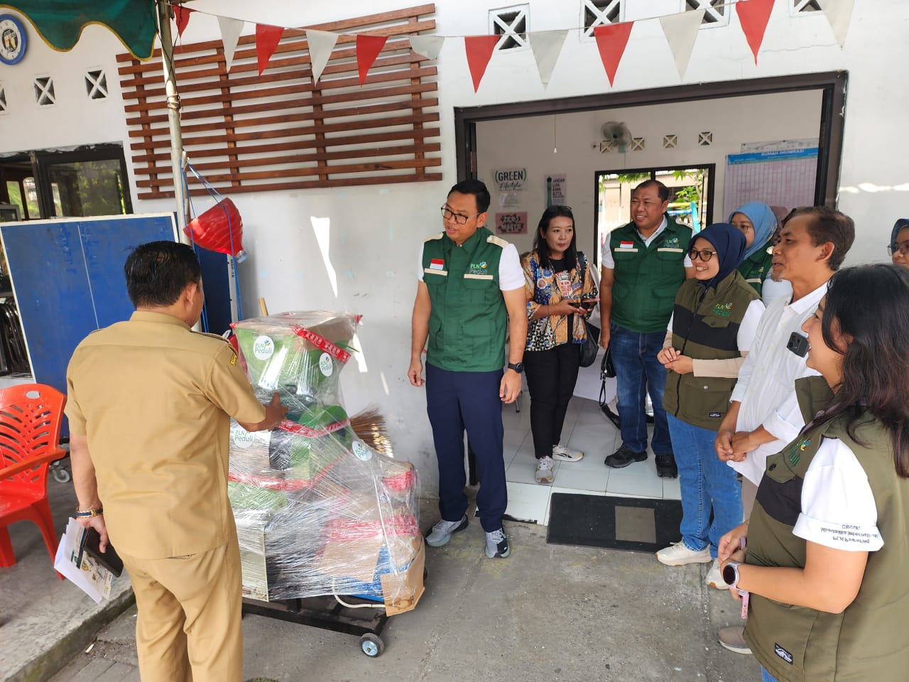 Rumah kompos bantuan PLN UIT JBM siap dimanfaatkan warga RW 05 Balas Klumprik untuk pengolahan limbah rabasan secara berkelanjutan. (Foto : Eleanor)