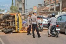 Truk Bermuatan Bata Merah Terguling di Tanjakan Sidomulyo Batu, Lalu Lintas Macet 10 IMG 20250712 WA0005