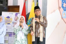 Menteri Koordinator Bidang Pembangunan Manusia dan Kebudayaan Pratikno saat berdialog dengan santri di Pondok Pesantren Al-Ishlahiyah, Singosari, Kabupaten Malang (14/07/2025). (Humas Pemkab Malang)