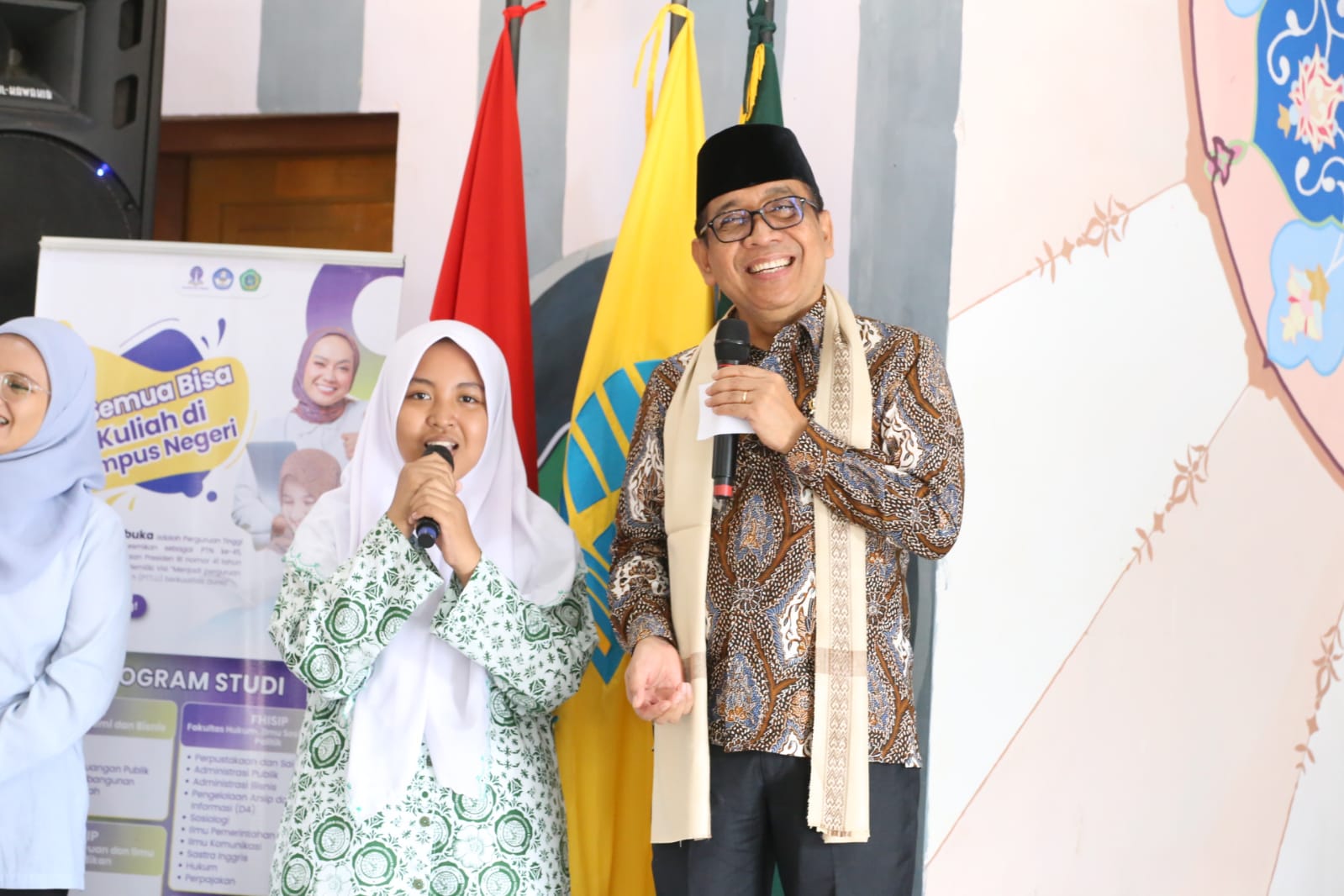 Menteri Koordinator Bidang Pembangunan Manusia dan Kebudayaan Pratikno saat berdialog dengan santri di Pondok Pesantren Al-Ishlahiyah, Singosari, Kabupaten Malang (14/07/2025). (Humas Pemkab Malang)