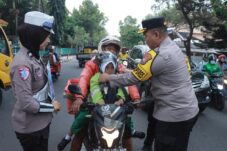 Hari Kedua Operasi Patuh Semeru, Polres Blitar Kota Bagi Puluhan Helm dan Cokelat Gratis 4 IMG 20250715 WA0004