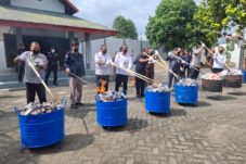 Bea Cukai Blitar Musnahkan Jutaan Batang Rokok dan Miras Ilegal Senilai 5 M lebih 3 IMG 20250715 WA0015