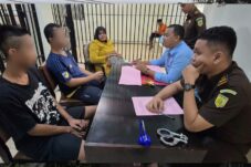 Dua anggota perguruan silat kasus dugaan pengeroyokan diwilayah kabupaten blitar beserta berkas dan bb, diserahkan ke kejaksaan kabupaten blitar untuk diproses hukum lanjutan (Novianto, tagarjatim.id)