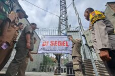 Petugas gabungan Satpol PP, Dinas PUPR dan Dinas penanaman modal Kabupaten Blitar menyegel sebuah tower tak dilengkapi izin, di wilayah Kademangan Blitar ( Novianto, tagarjatim.id)