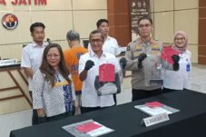 Petugas tunjukkan sejumlah barang bukti atas perbuatan cabul yang dilakukan tersangka, Rabu (16/7/2025). (Foto : Eleanor)