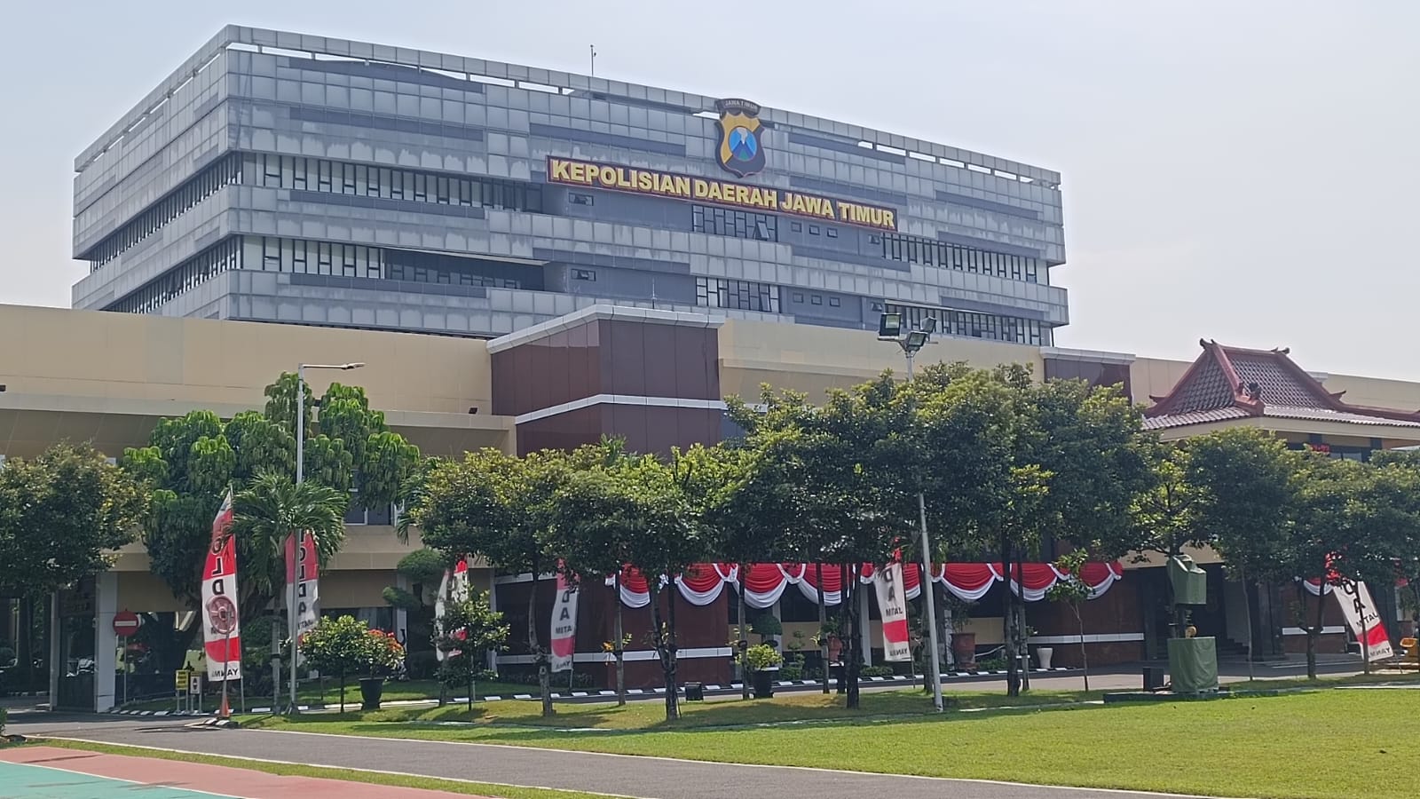 gedung Mapolda Jatim yang sempat menjadi sasaran demo PANTAU, Rabu (16/7/2025). (Foto : Eleanor)